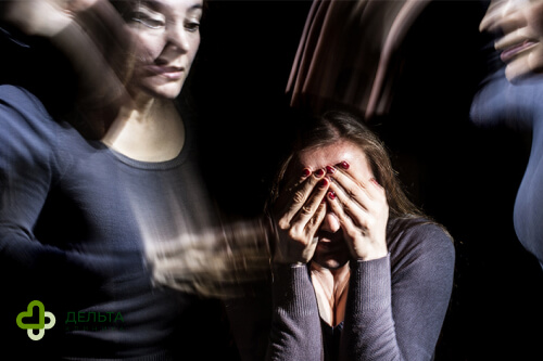 галлюцинации у девушки